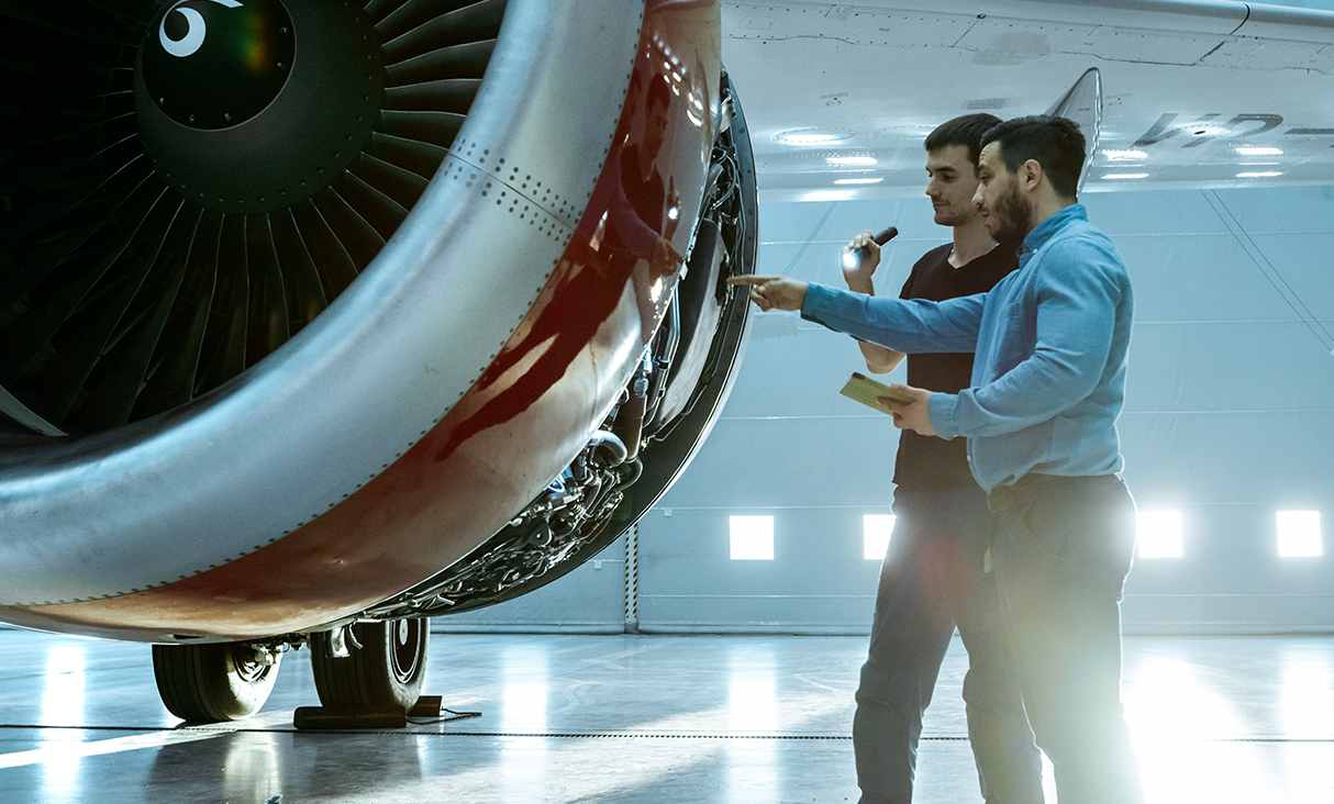 verificación del motor de un avión