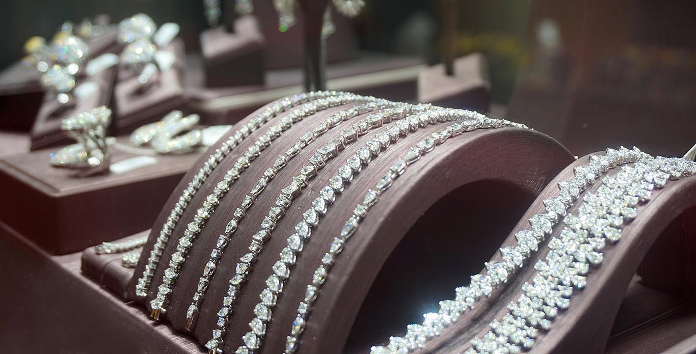 Bijoux exposés dans une boutique de luxe