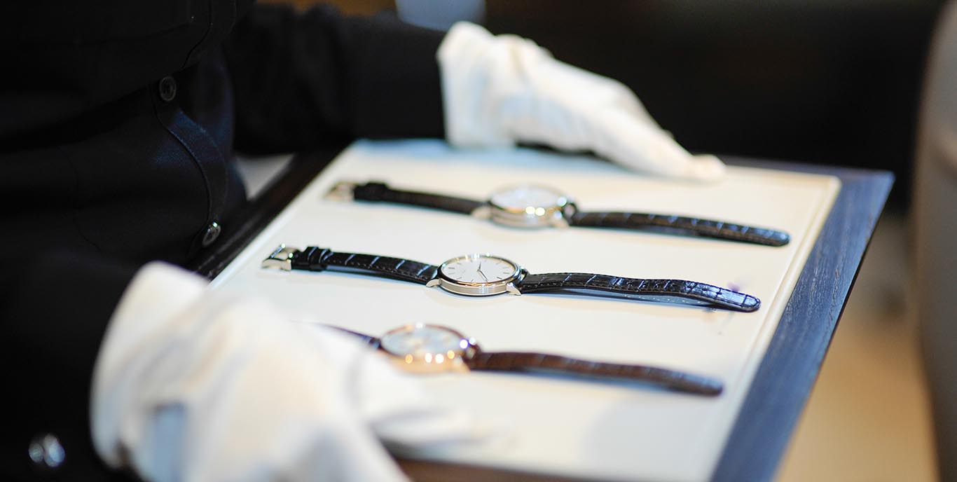 Des montres de luxe sur un plateau