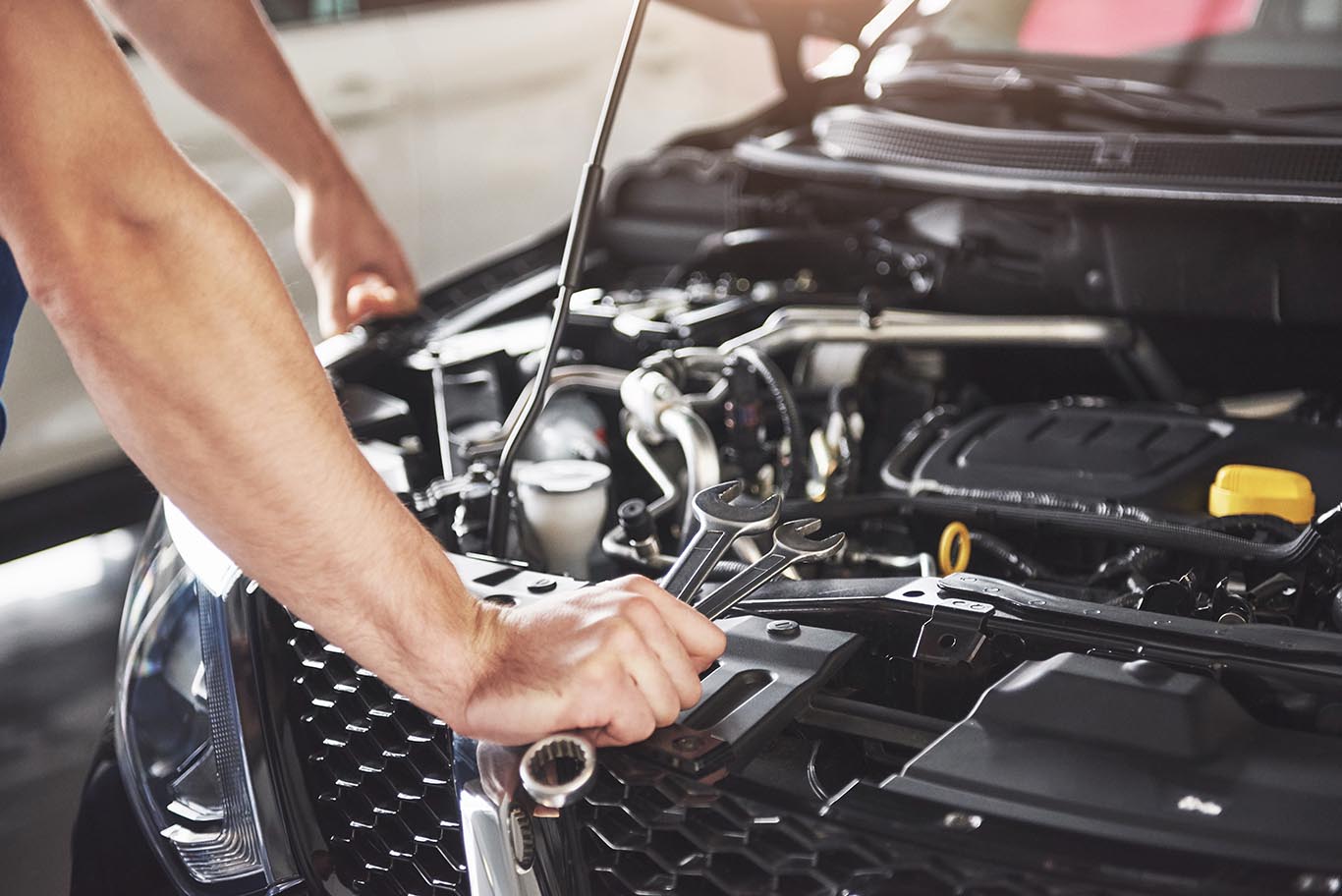 Meccanico al lavoro su un'auto